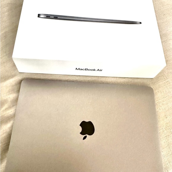 Beautiful MacBook Air 2020 , 13”
MacOS  latest version updates - Picture 6 of 9